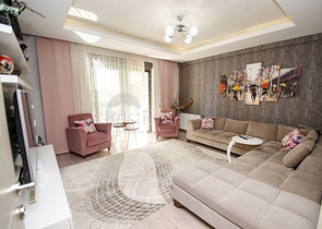 شقة راقية 5 + 1 مع مدخل للحديقة في اونجالي كونيالتي