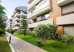 شقة راقية 5 + 1 مع مدخل للحديقة في اونجالي كونيالتي