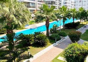 شقة راقية 5 + 1 مع مدخل للحديقة في اونجالي كونيالتي