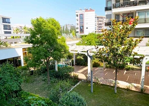 شقة راقية 5 + 1 مع مدخل للحديقة في اونجالي كونيالتي