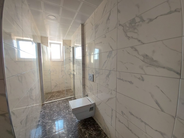 قريبة من البحر والمركز - شقة غرفتين وصالة -بدون فرش - في مهموتلار / الانيا 