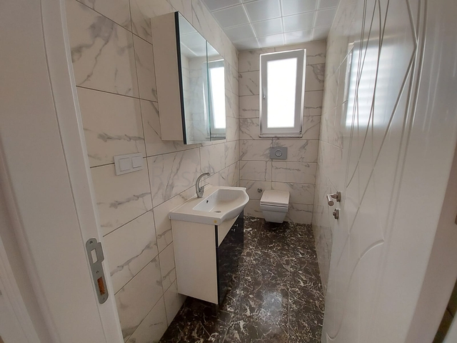 قريبة من البحر والمركز - شقة غرفتين وصالة -بدون فرش - في مهموتلار / الانيا 