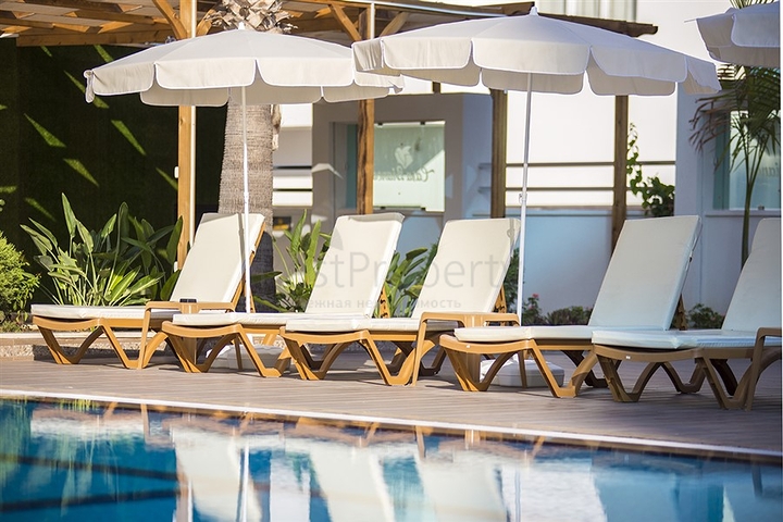 شقة فاخرة - مؤثثة - تصميم 1+1 - ضمن مجمع فاخر قريب من البحر - في مهموتلار / الانيا 