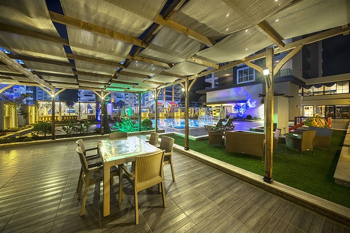 شقة فاخرة - مؤثثة - تصميم 1+1 - ضمن مجمع فاخر قريب من البحر - في مهموتلار / الانيا 