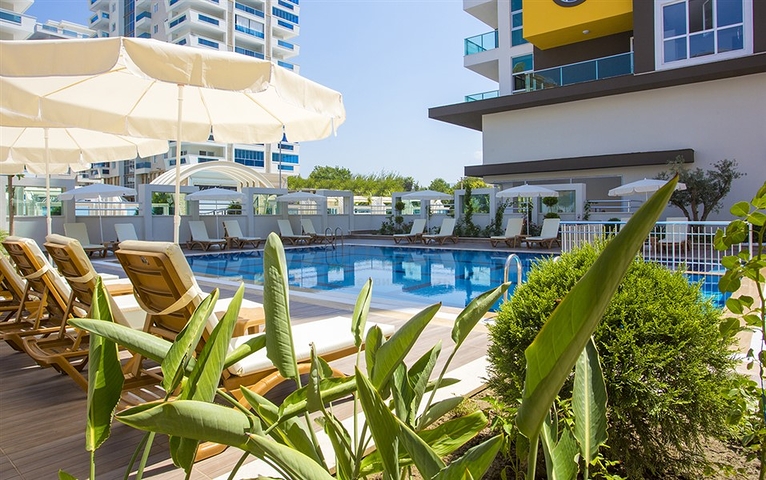 شقة فاخرة - مؤثثة - تصميم 1+1 - ضمن مجمع فاخر قريب من البحر - في مهموتلار / الانيا 