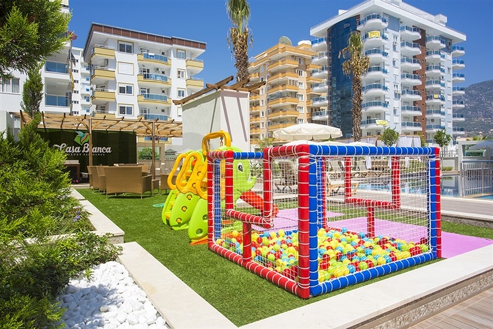 شقة فاخرة - مؤثثة - تصميم 1+1 - ضمن مجمع فاخر قريب من البحر - في مهموتلار / الانيا 