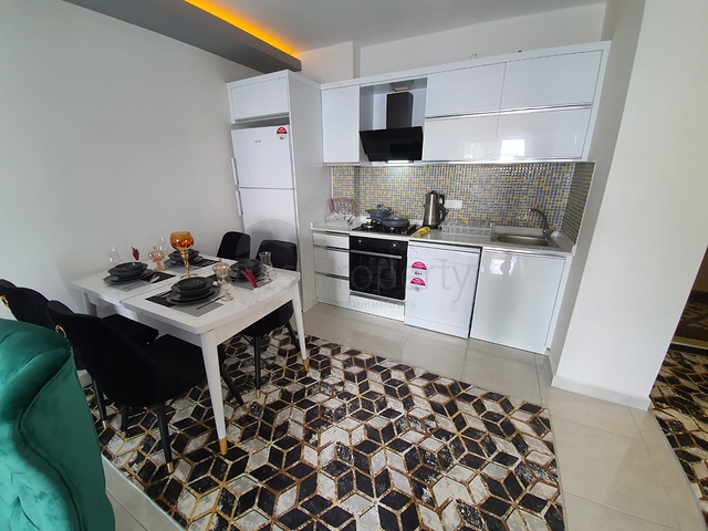 شقة فاخرة - مؤثثة - تصميم 1+1 - ضمن مجمع فاخر قريب من البحر - في مهموتلار / الانيا 