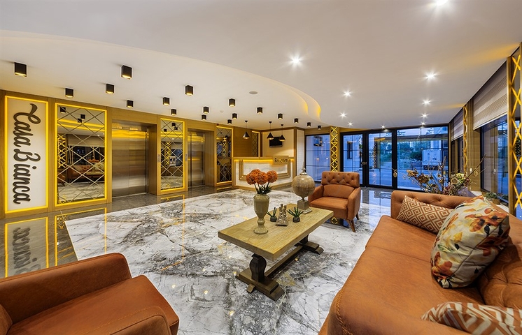 شقة فاخرة - مؤثثة - تصميم 1+1 - ضمن مجمع فاخر قريب من البحر - في مهموتلار / الانيا 