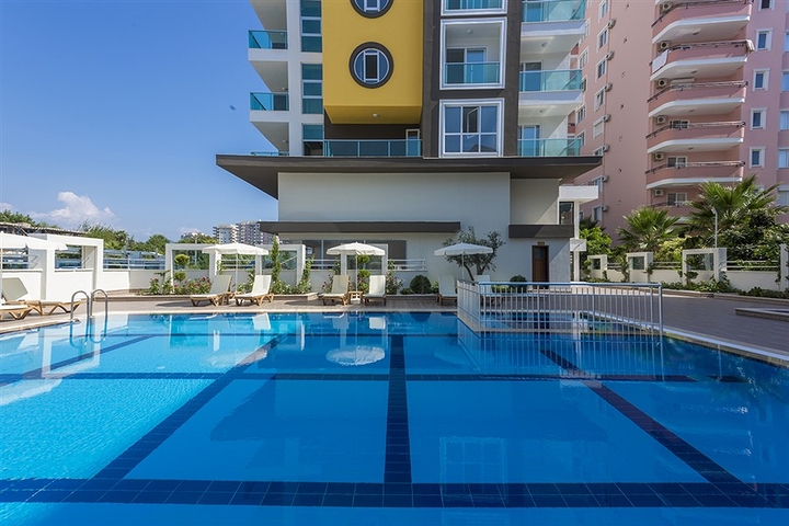 شقة فاخرة - مؤثثة - تصميم 1+1 - ضمن مجمع فاخر قريب من البحر - في مهموتلار / الانيا 