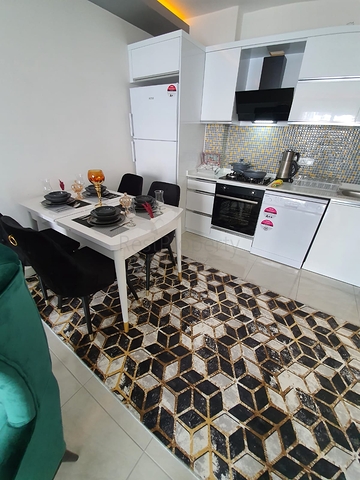 شقة فاخرة - مؤثثة - تصميم 1+1 - ضمن مجمع فاخر قريب من البحر - في مهموتلار / الانيا 