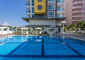 شقة فاخرة - مؤثثة - تصميم 1+1 - ضمن مجمع فاخر قريب من البحر - في مهموتلار / الانيا 