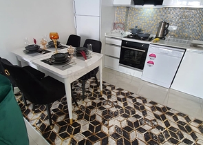 شقة فاخرة - مؤثثة - تصميم 1+1 - ضمن مجمع فاخر قريب من البحر - في مهموتلار / الانيا 