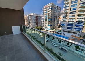 شقة فاخرة - مؤثثة - تصميم 1+1 - ضمن مجمع فاخر قريب من البحر - في مهموتلار / الانيا 