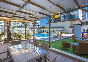 شقة فاخرة - مؤثثة - تصميم 1+1 - ضمن مجمع فاخر قريب من البحر - في مهموتلار / الانيا 