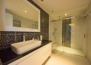 اطلالة بحرية - مجمع فاخر - شقة غرفتين وصالة - في كوناكليه / الانيا 