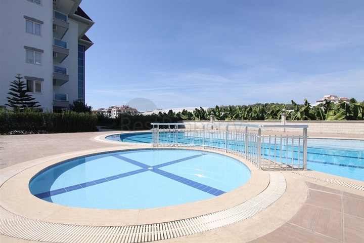 مناسبة للعطلات او الاقامة الدائمة - شقة غرفة وصالة مع الاثاث - في منطقة كاستل / الانيا 