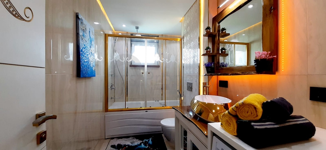 على البحر مباشرة - شقة فاخرة - تصميم غرفتين وصالة - مجمع فاخر - في مهموتلار / الانيا 