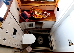 على البحر مباشرة - شقة فاخرة - تصميم غرفتين وصالة - مجمع فاخر - في مهموتلار / الانيا 