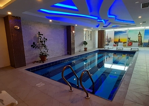 على البحر مباشرة - شقة فاخرة - تصميم غرفتين وصالة - مجمع فاخر - في مهموتلار / الانيا 