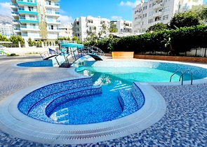 على البحر مباشرة - شقة فاخرة - تصميم غرفتين وصالة - مجمع فاخر - في مهموتلار / الانيا 