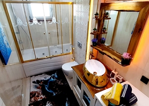 على البحر مباشرة - شقة فاخرة - تصميم غرفتين وصالة - مجمع فاخر - في مهموتلار / الانيا 