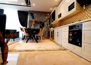 على البحر مباشرة - شقة فاخرة - تصميم غرفتين وصالة - مجمع فاخر - في مهموتلار / الانيا 