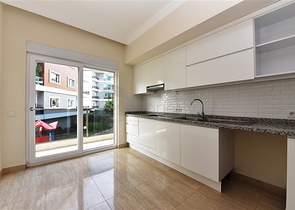 شقة  3 غرف وصالة - مطبخ منفصل -ضمن مجمع حديث - في اوبا / الانيا 