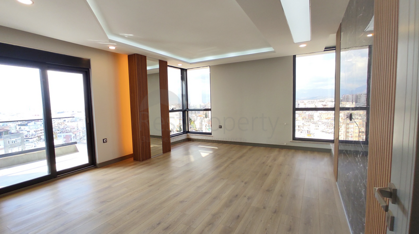 شقة بنتهاوس واسع 4 + 1 في وسط أنطاليا 