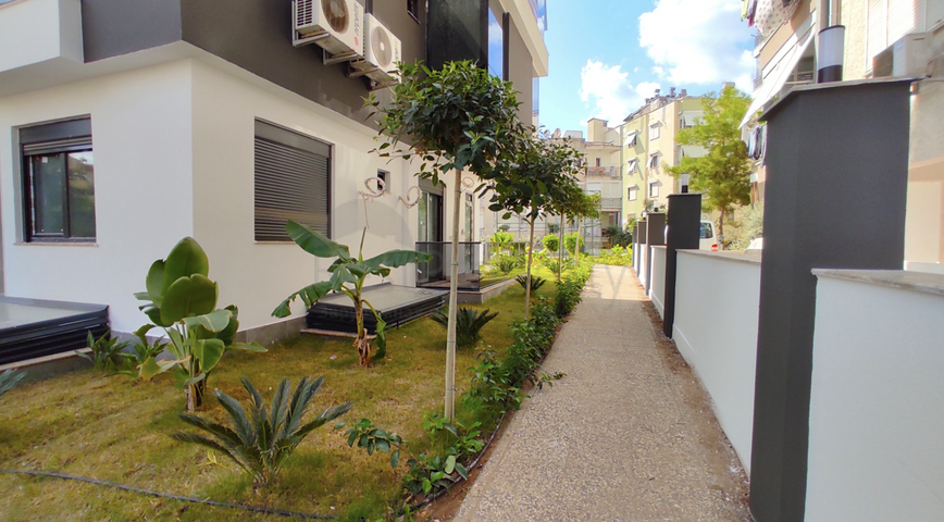 شقة بنتهاوس واسع 4 + 1 في وسط أنطاليا 