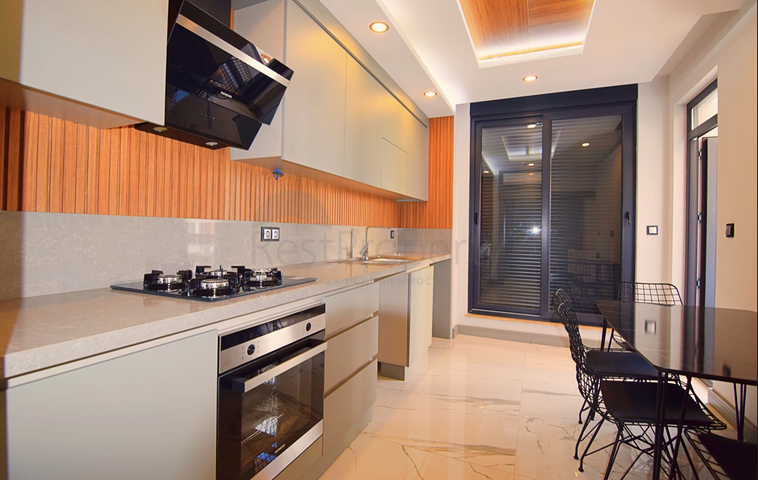 شقة بنتهاوس واسع 4 + 1 في وسط أنطاليا 