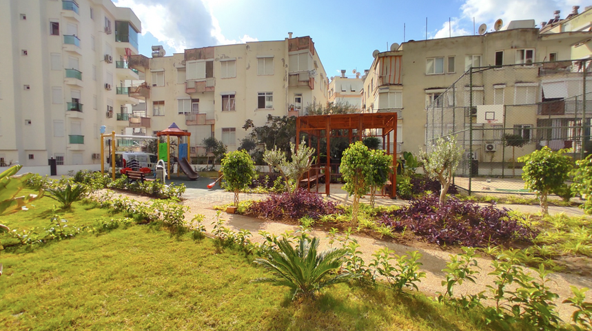 شقة بنتهاوس واسع 4 + 1 في وسط أنطاليا 