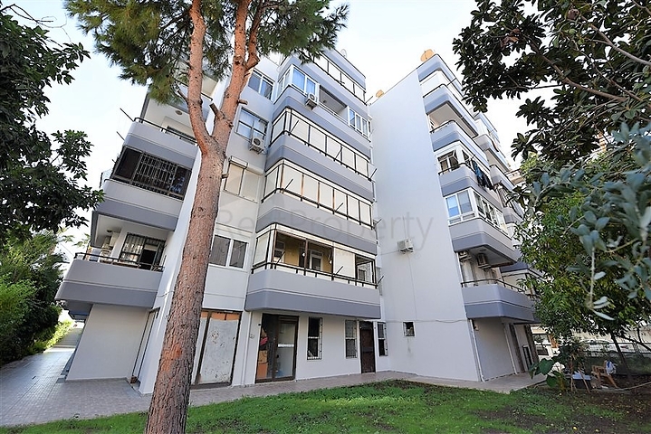 على البحر مباشرة وفي مركز الانيا - شقة 3 غرف وصالة - مناسبة كاستثمار ناجح . 