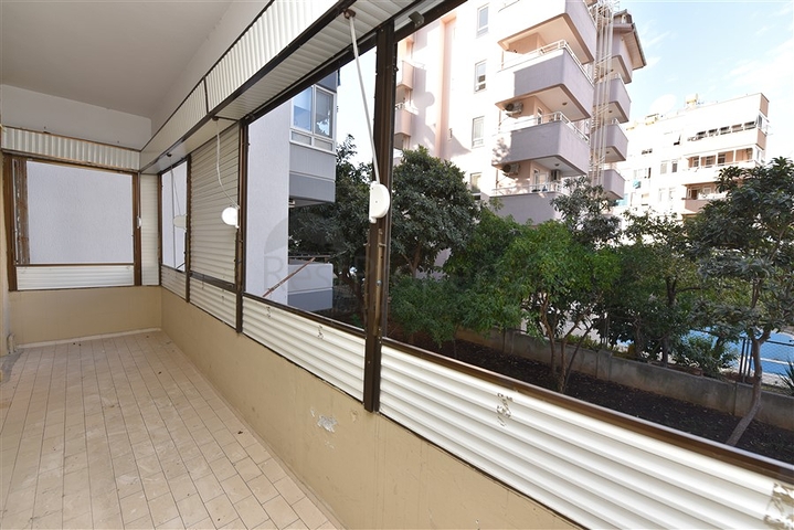 على البحر مباشرة وفي مركز الانيا - شقة 3 غرف وصالة - مناسبة كاستثمار ناجح . 