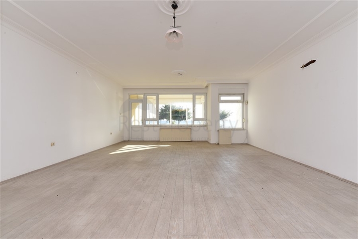 على البحر مباشرة وفي مركز الانيا - شقة 3 غرف وصالة - مناسبة كاستثمار ناجح . 