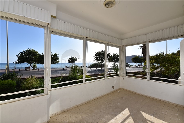 على البحر مباشرة وفي مركز الانيا - شقة 3 غرف وصالة - مناسبة كاستثمار ناجح . 