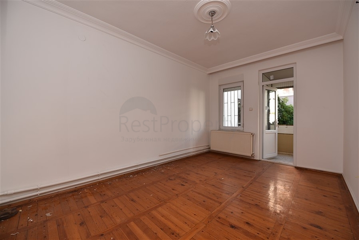 على البحر مباشرة وفي مركز الانيا - شقة 3 غرف وصالة - مناسبة كاستثمار ناجح . 