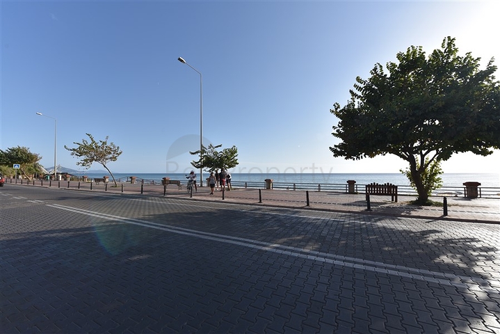 على البحر مباشرة وفي مركز الانيا - شقة 3 غرف وصالة - مناسبة كاستثمار ناجح . 