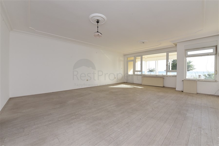 على البحر مباشرة وفي مركز الانيا - شقة 3 غرف وصالة - مناسبة كاستثمار ناجح . 