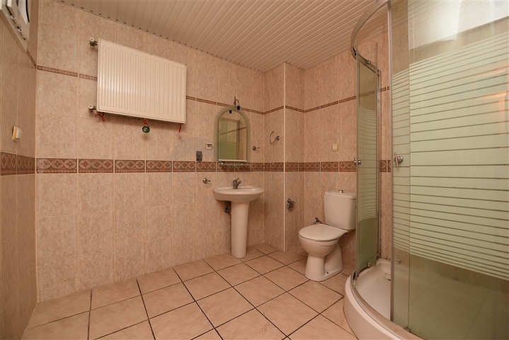 على البحر مباشرة وفي مركز الانيا - شقة 3 غرف وصالة - مناسبة كاستثمار ناجح . 