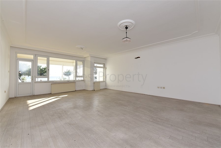 على البحر مباشرة وفي مركز الانيا - شقة 3 غرف وصالة - مناسبة كاستثمار ناجح . 