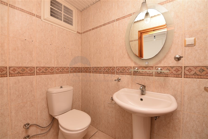 على البحر مباشرة وفي مركز الانيا - شقة 3 غرف وصالة - مناسبة كاستثمار ناجح . 