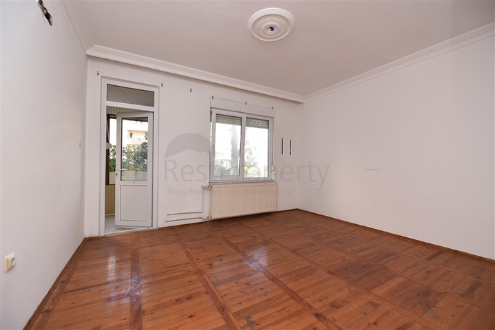 على البحر مباشرة وفي مركز الانيا - شقة 3 غرف وصالة - مناسبة كاستثمار ناجح . 