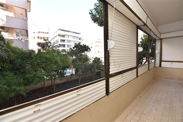 على البحر مباشرة وفي مركز الانيا - شقة 3 غرف وصالة - مناسبة كاستثمار ناجح . 