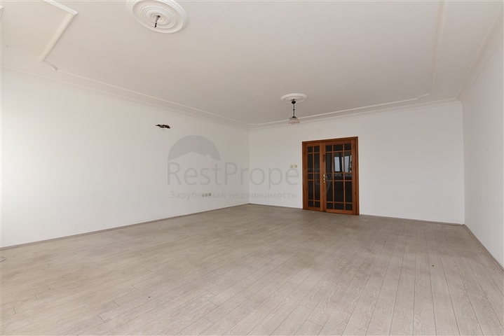 على البحر مباشرة وفي مركز الانيا - شقة 3 غرف وصالة - مناسبة كاستثمار ناجح . 