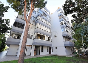 على البحر مباشرة وفي مركز الانيا - شقة 3 غرف وصالة - مناسبة كاستثمار ناجح . 