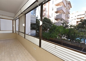 على البحر مباشرة وفي مركز الانيا - شقة 3 غرف وصالة - مناسبة كاستثمار ناجح . 