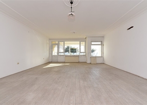 على البحر مباشرة وفي مركز الانيا - شقة 3 غرف وصالة - مناسبة كاستثمار ناجح . 