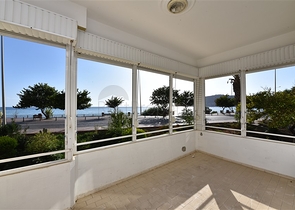 على البحر مباشرة وفي مركز الانيا - شقة 3 غرف وصالة - مناسبة كاستثمار ناجح . 