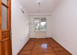 على البحر مباشرة وفي مركز الانيا - شقة 3 غرف وصالة - مناسبة كاستثمار ناجح . 