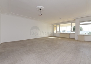 على البحر مباشرة وفي مركز الانيا - شقة 3 غرف وصالة - مناسبة كاستثمار ناجح . 